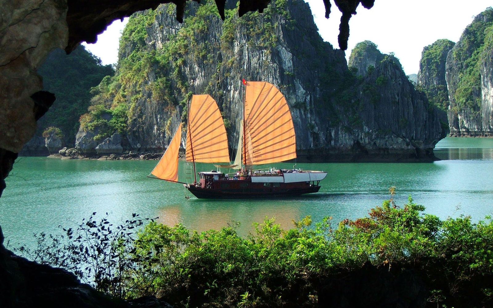 10 Days Vietnam Highlights Tour package with Luxury Halong Bay Cruise