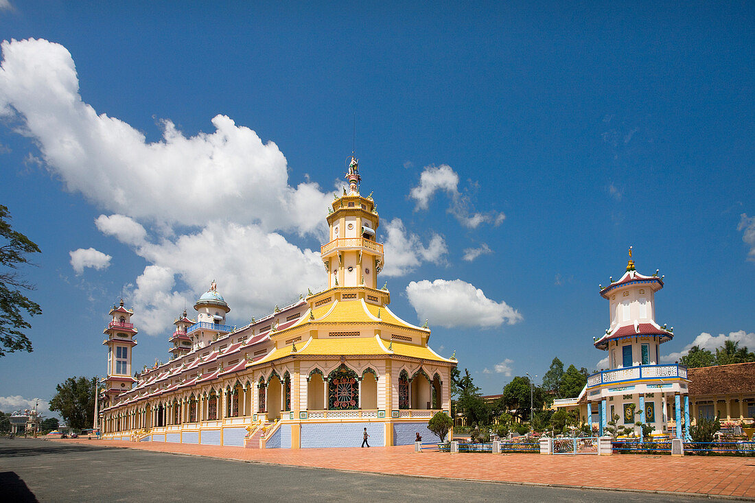 Full day Cao Dai Temple and Cu Chi Tunnels